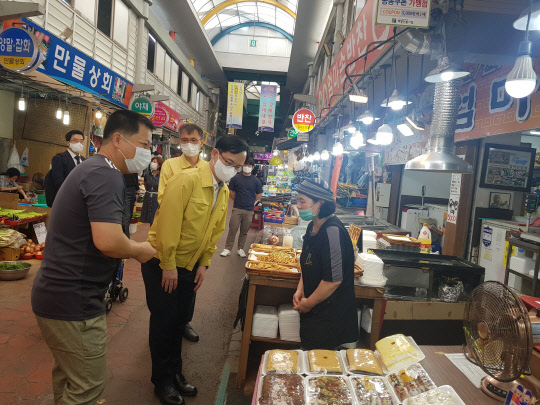 강성천 중소벤처기업부 차관(왼쪽 두번째)이 18일 오전 대전 태평전통시장을 찾아 수해복구 상황을 점검하며 상인들과 대화하고 있다. 최근 집중호우로 태평전통시장 등 전통시장 150여개 점포가 침수돼 약 2억7500만원의 재산 피해가 났다. <중소벤처기업부 제공>